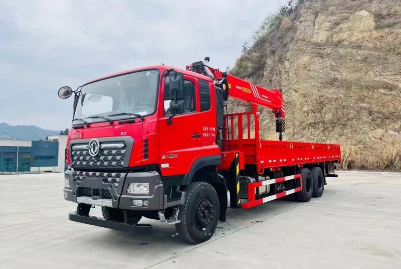 32噸半掛隨車(chē)吊：重型起重設(shè)備的性能解析與應(yīng)用領(lǐng)域